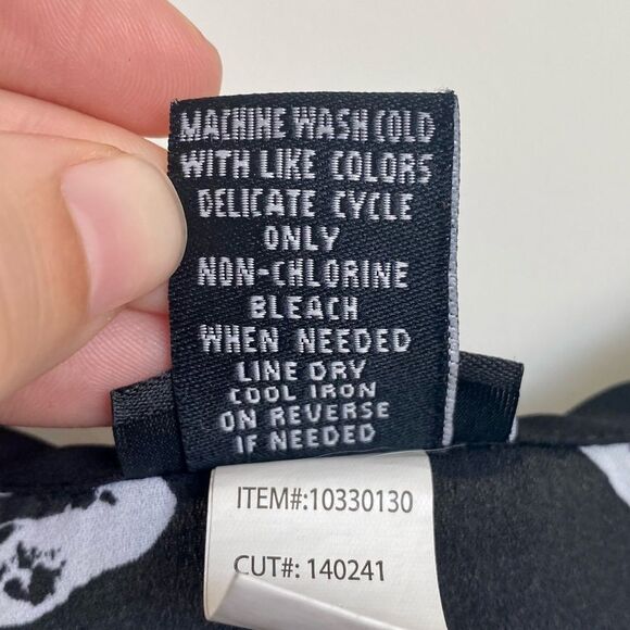 Torrid Lips Print Georgette Hi-Lo Tank Top Black White Size 2 (2X) - Picture 6 of 9